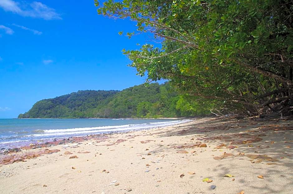 Gunnadoo Holiday Hut with Ocean Views and Jacuzzi