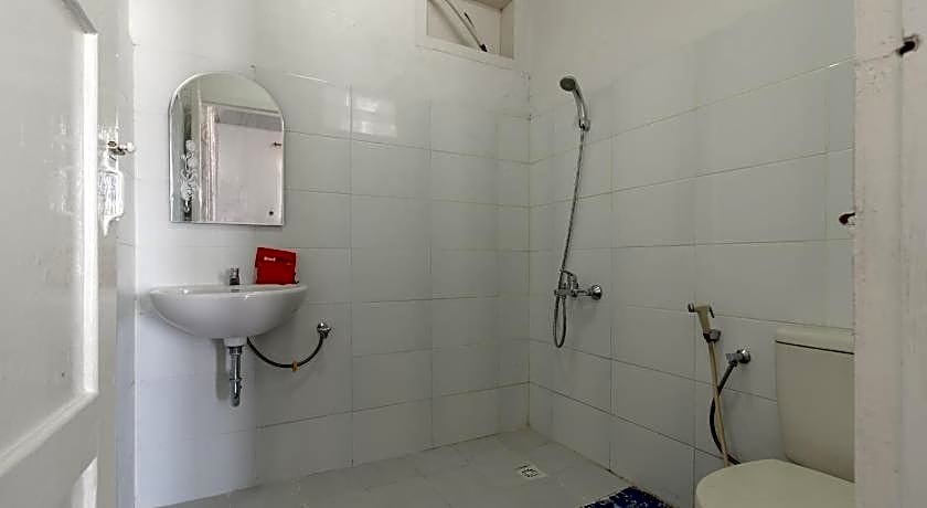 RedDoorz Syariah near Universitas Negeri Padang