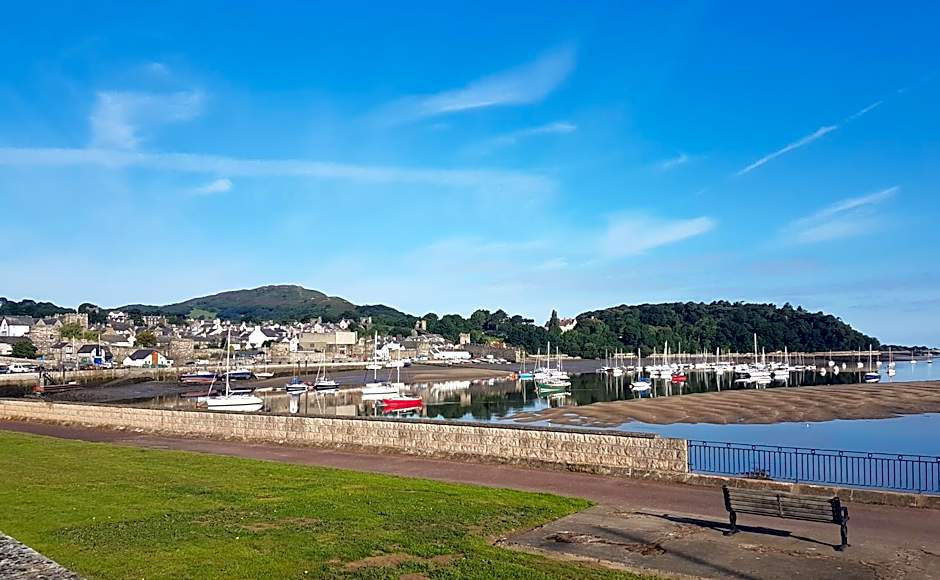 Johnny Dough's Conwy with Rooms