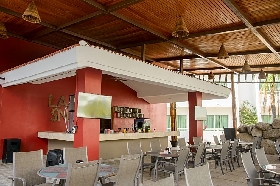 La Isla Huatulco Hotel & Beach Club