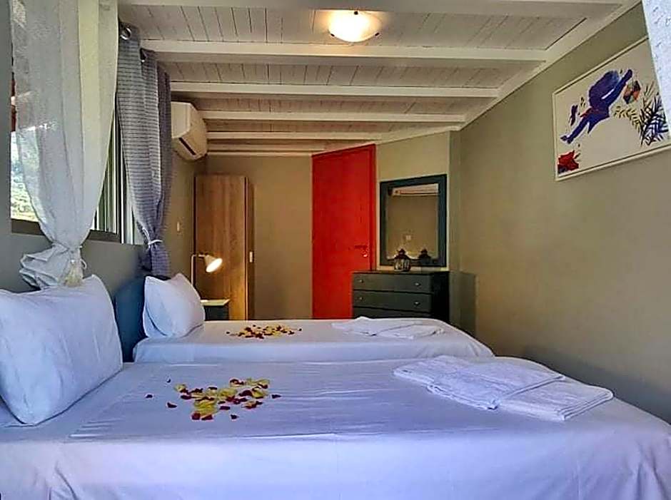 House just on the beach -included 2 canoe and 2 bicycles