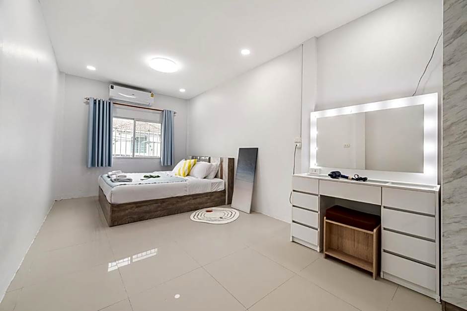MIQ HK111-4BR Home Ratchada-Huaykwang 14PAX