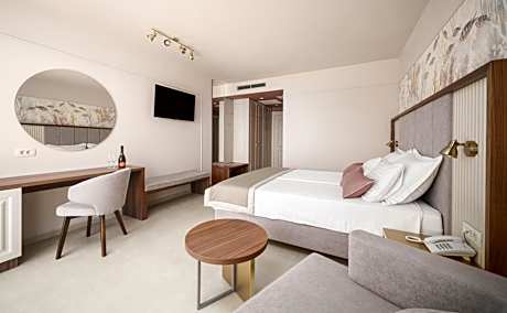 Deluxe Double Room with Balcony and Sea View