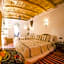 Hotel Babylon Dades