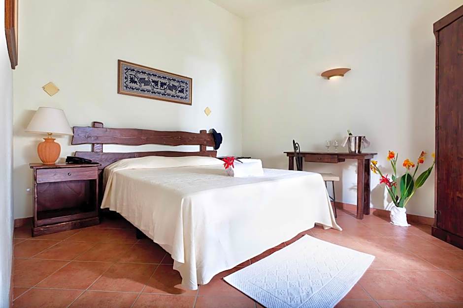 Residence with swimming-pool in Arborea just 300 meters from the beach