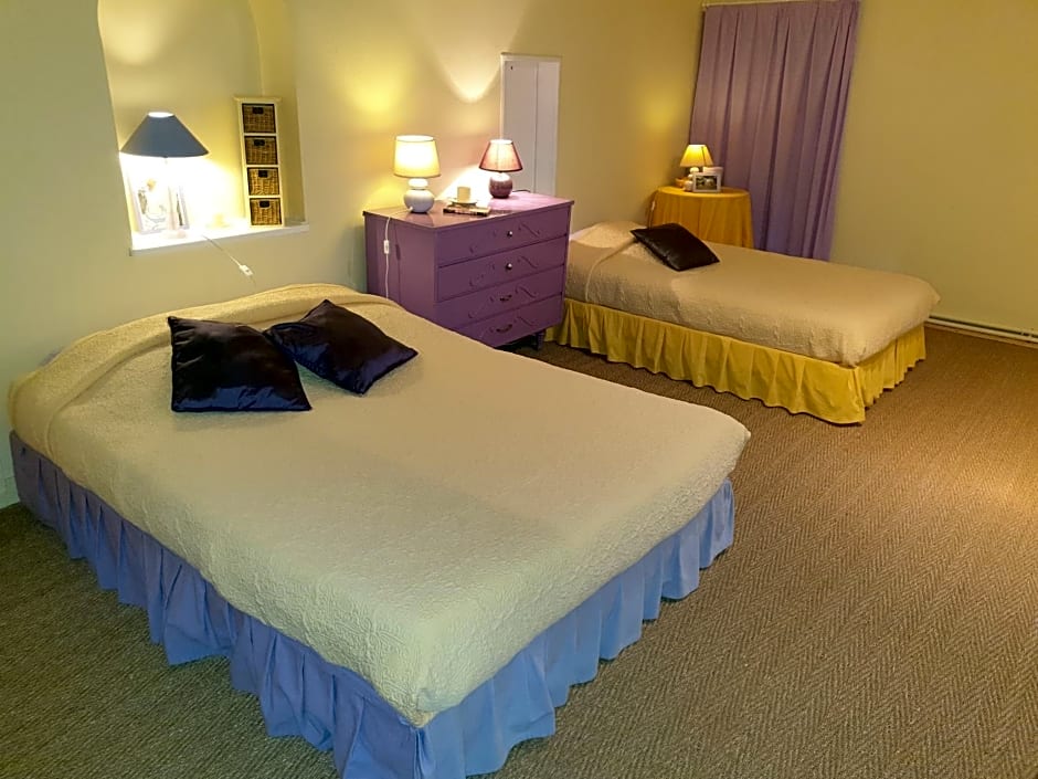 La Maison prés du ruisseau Chambre jaune