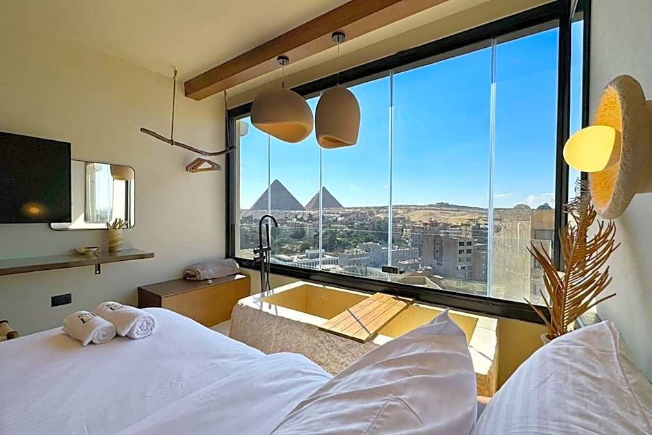 The 2 BDR Pyramids Vista w Bathtub