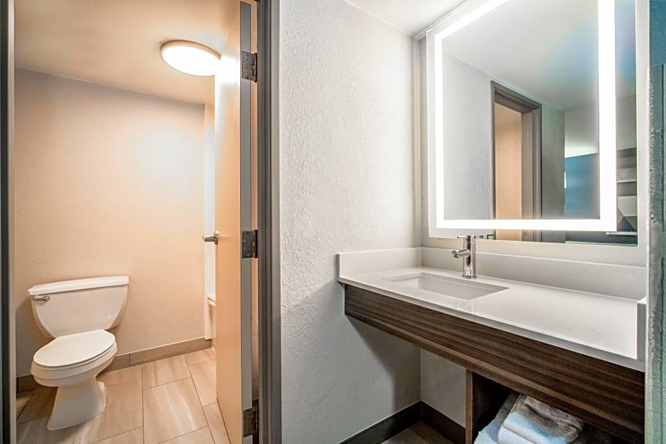 Holiday Inn Express & Suites Phoenix - Mesa West, an IHG Hotel