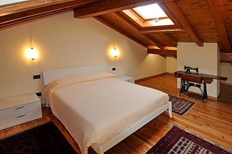 One-Bedroom Apartment with Lake View - Annex