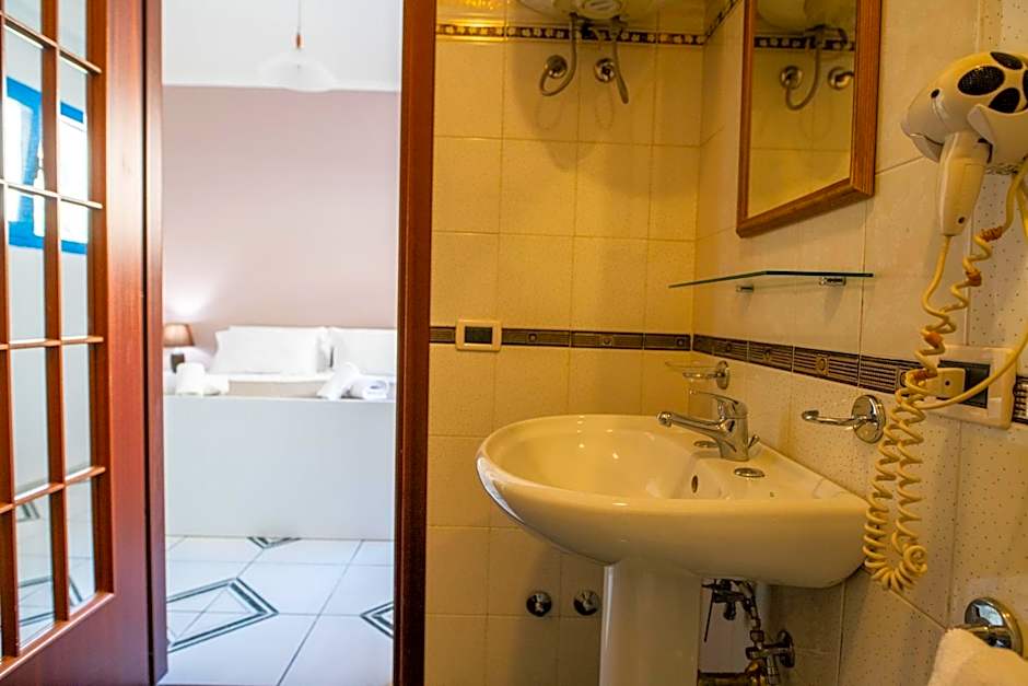 Ada Hotel