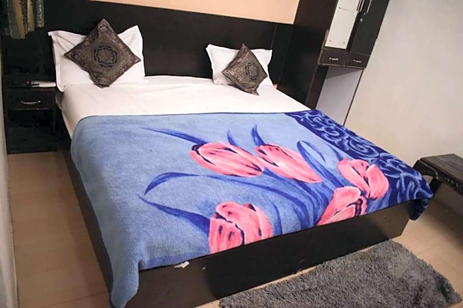 Goroomgo D S Stay Varanasi - 2km From Gadowlia