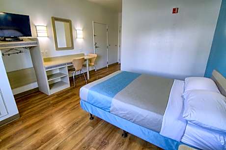 1 Full Bed | ADA/Tub/Mini Fridge