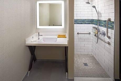 King Room - Hearing Accessible - Roll-in Shower