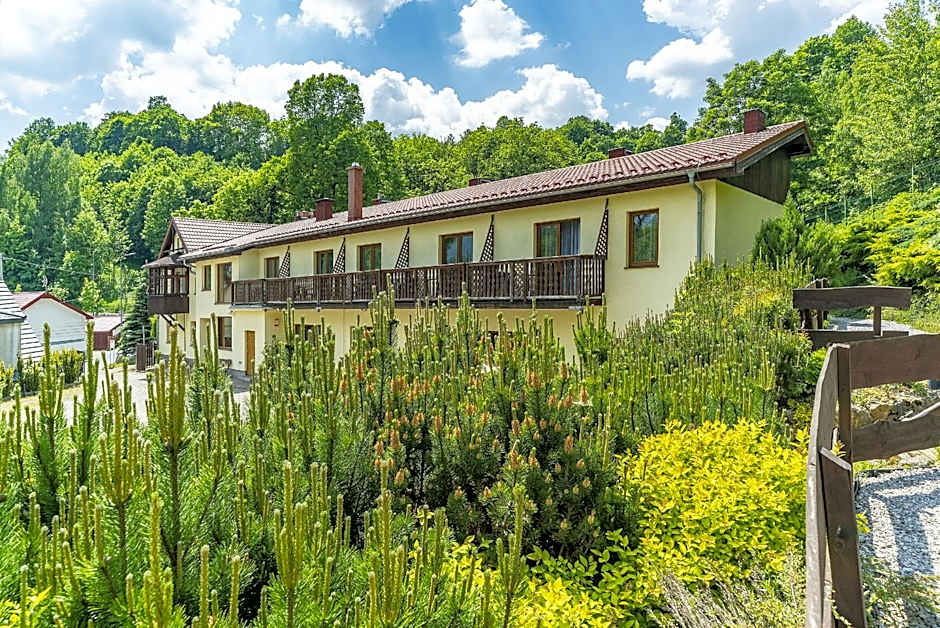 Nefryt - lodówka i czajnik w pokoju, dwa aneksy kuchenne ogólnodostępne, duży parking