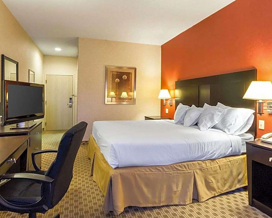Quality Inn & Suites Oakwood Village - Cleveland South