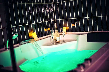 Love Room du Mont d'Or - Baignoire SPA - Minibar offert