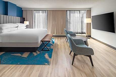 One-Bedroom Large Corner King Suite