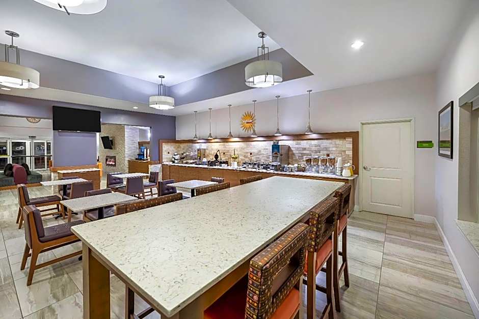 La Quinta Inn & Suites by Wyndham Alvin