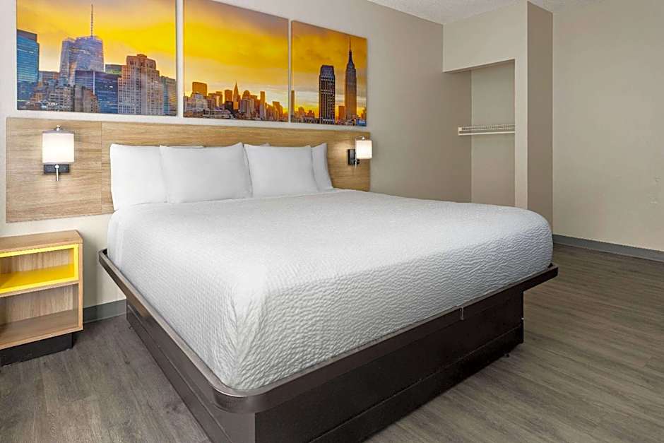 Days Inn & Suites by Wyndham Albany