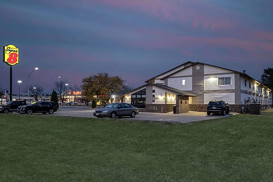 Super 8 by Wyndham Waverly