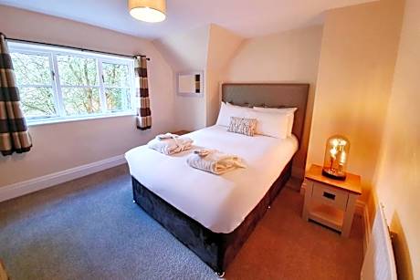 Woodland 3 bed Chalet with hot tub
