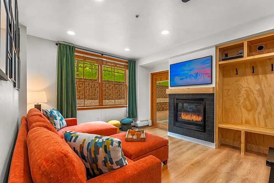 Comfy condo next to Gondola