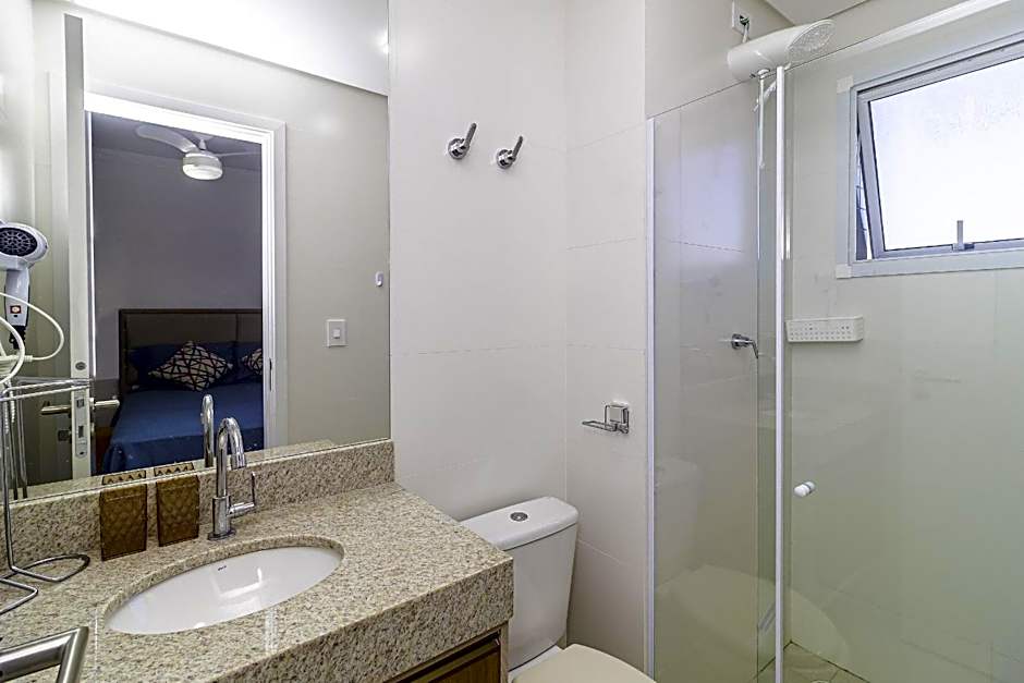 Apartamentos a Beira Mar, Aconchegantes e Modernos, a 3 Minutos da Praia com Ar Condicionado, Sacada Gourmet, Garagem e Portaria 24h