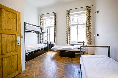 Bed in 5-Bed Mixed Dormitory with Shared Bathroom