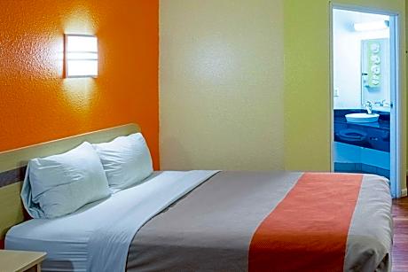 Queen Suite with Spa Bath - Non-Smoking