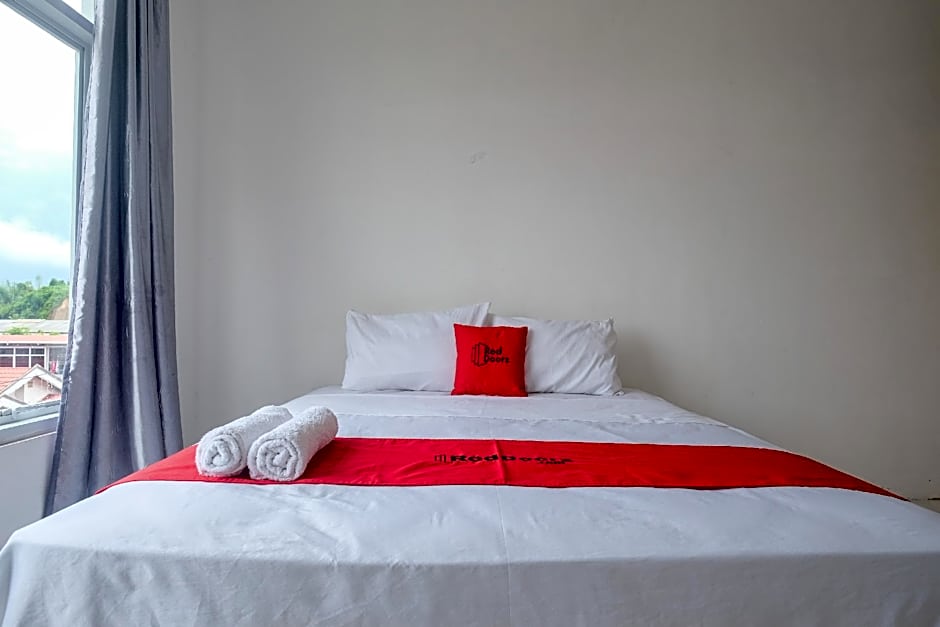 RedDoorz near De La Salle Manado