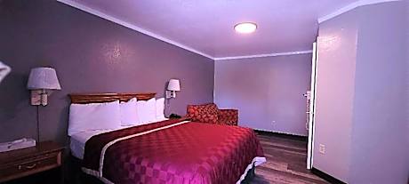 Queen Room with Accessible Tub - Accessible/Non-Smoking