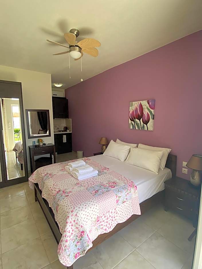 GoldenHill Studios&apartments