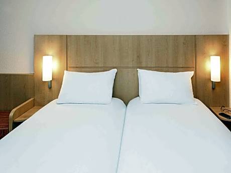 Room with 2 single beds equipped with the new b edding