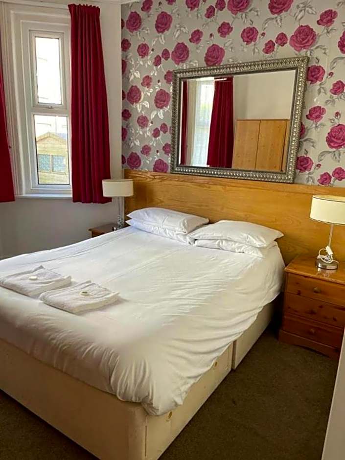 OYO The Lodge Bournemouth