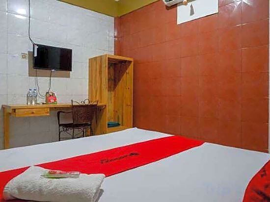 RedDoorz Plus near Alun Alun Selatan