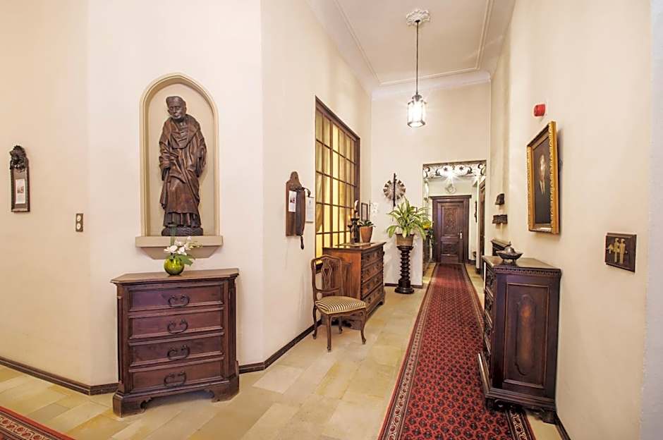 International au Lac Historic Lakeside Hotel