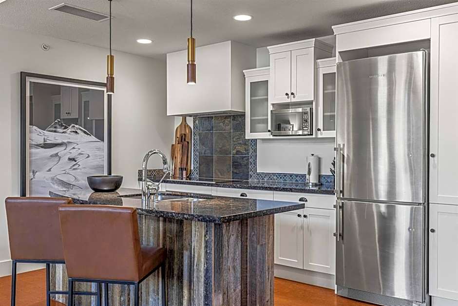 Elevated Penthouse - Pool, Hot Tub & Relaxing Atmosphere!