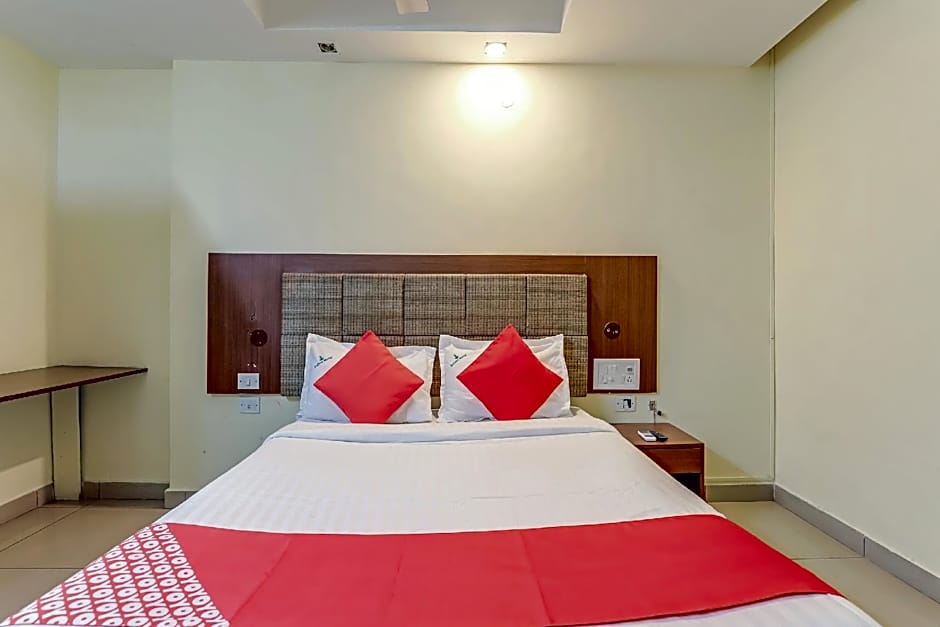 Golden Manor – Chennai, IL