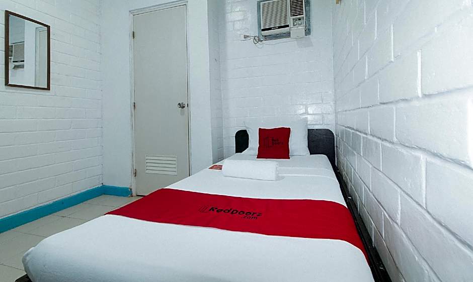 RedDoorz @ La Maria Pension and Tourist Inn