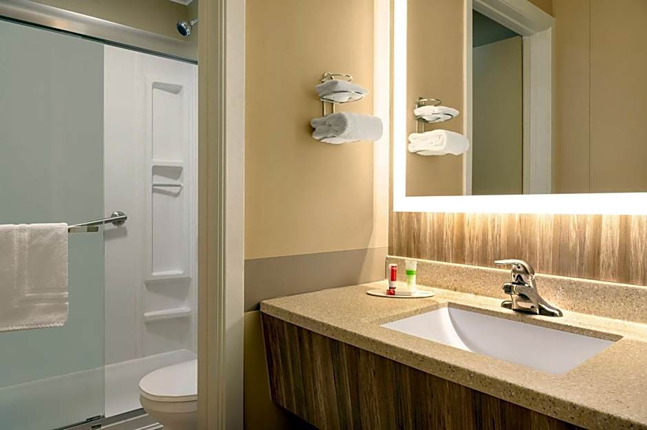 Super 8 by Wyndham Hearst ON