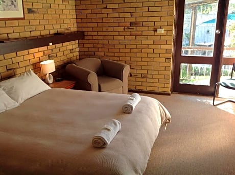 1 Queen Bed