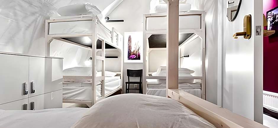 RAMILTON Old Town Hostel