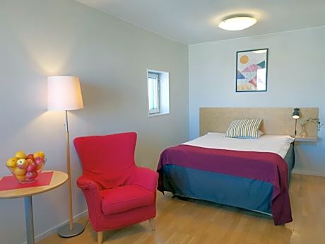 Queen Studio - 55 in bed