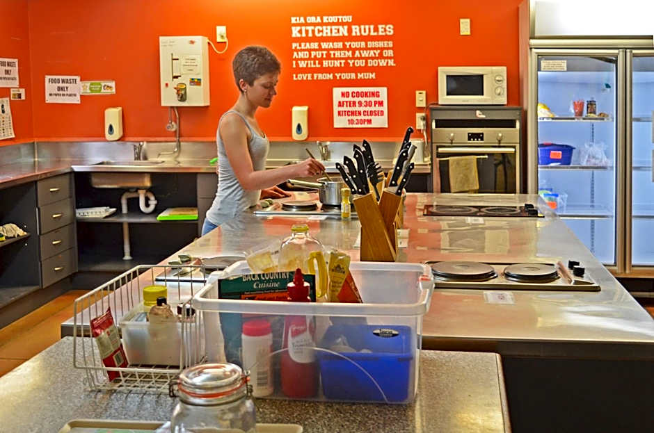 Beachcomber Lodge & Backpacker