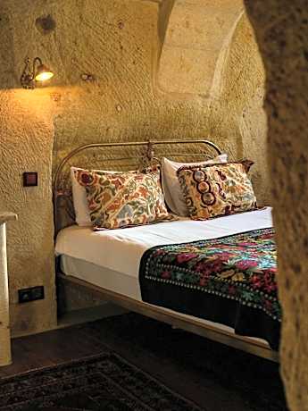 Honeymoon Cave Suite with Spa Bath