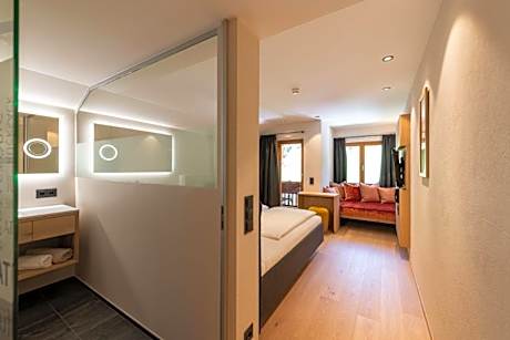 Family Room (2 Adults + 2 Children)