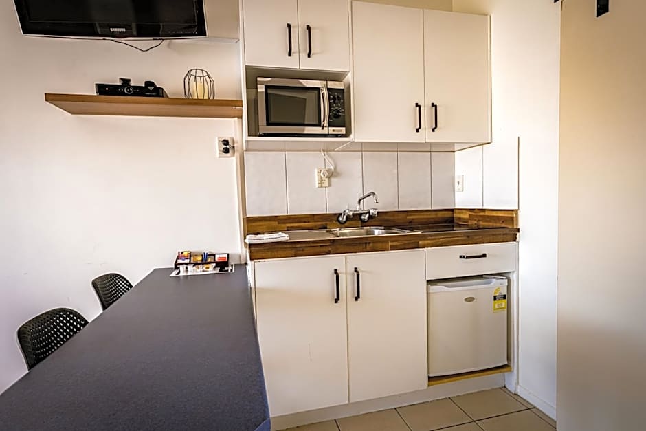 Frimley Lodge Motel - with Airport Shuttle service- Best Location in Town