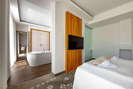 Honeymoon Suite