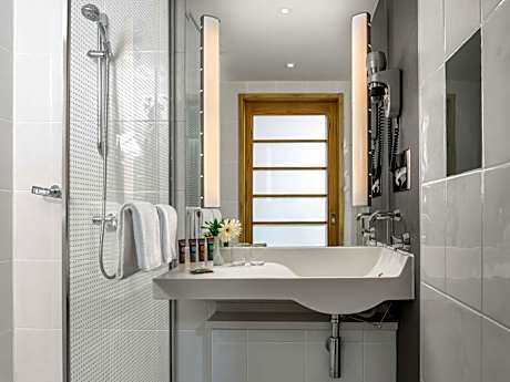 Executive Room With Queen Size Bed And Sofa