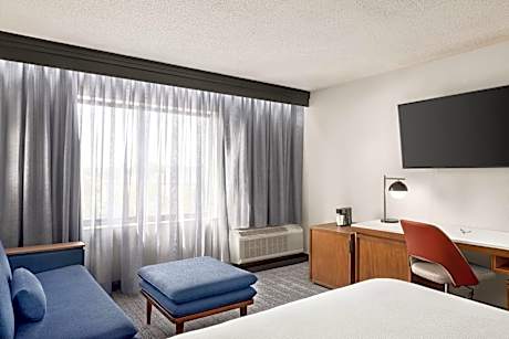 King Room with Roll-In Shower - Mobility Accessible